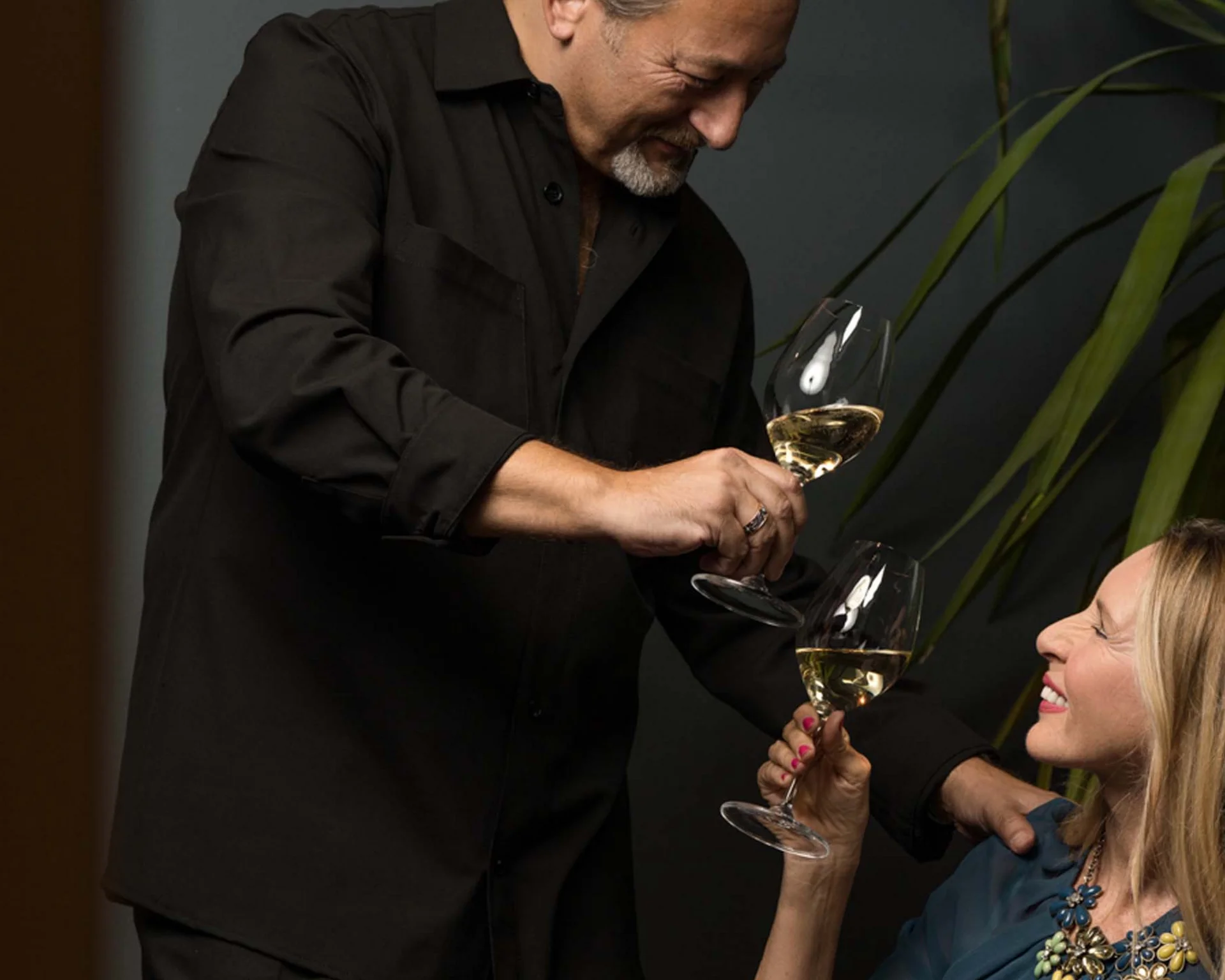 Impressionen aus dem Luis von Weyden Mann und Frau stoßen mit Weingläsern an und lächeln sich an