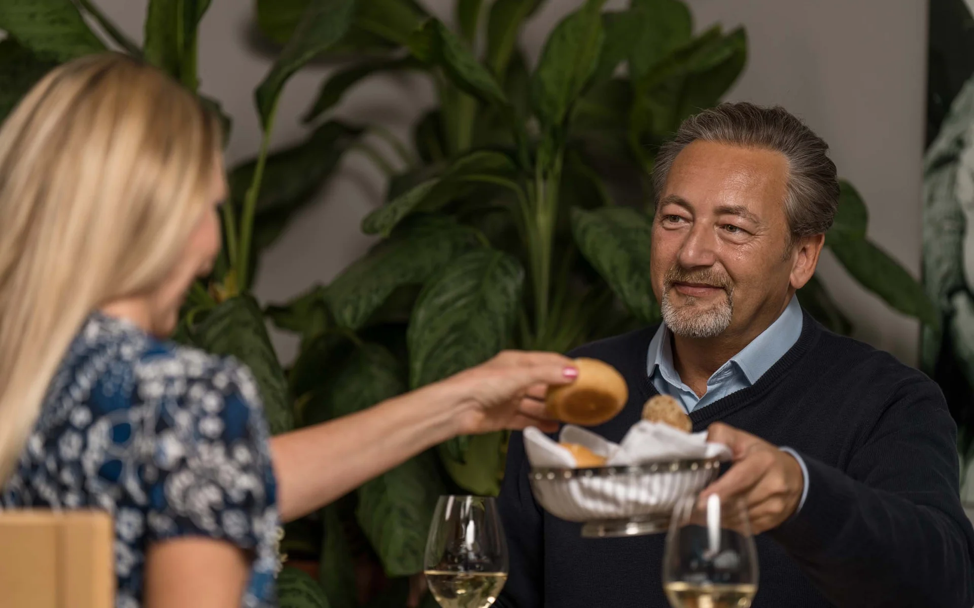 Luis von Weyden: Frühstück in Weiden am See Mann reicht Frau einen Brotkorb beim gemeinsamen Essen