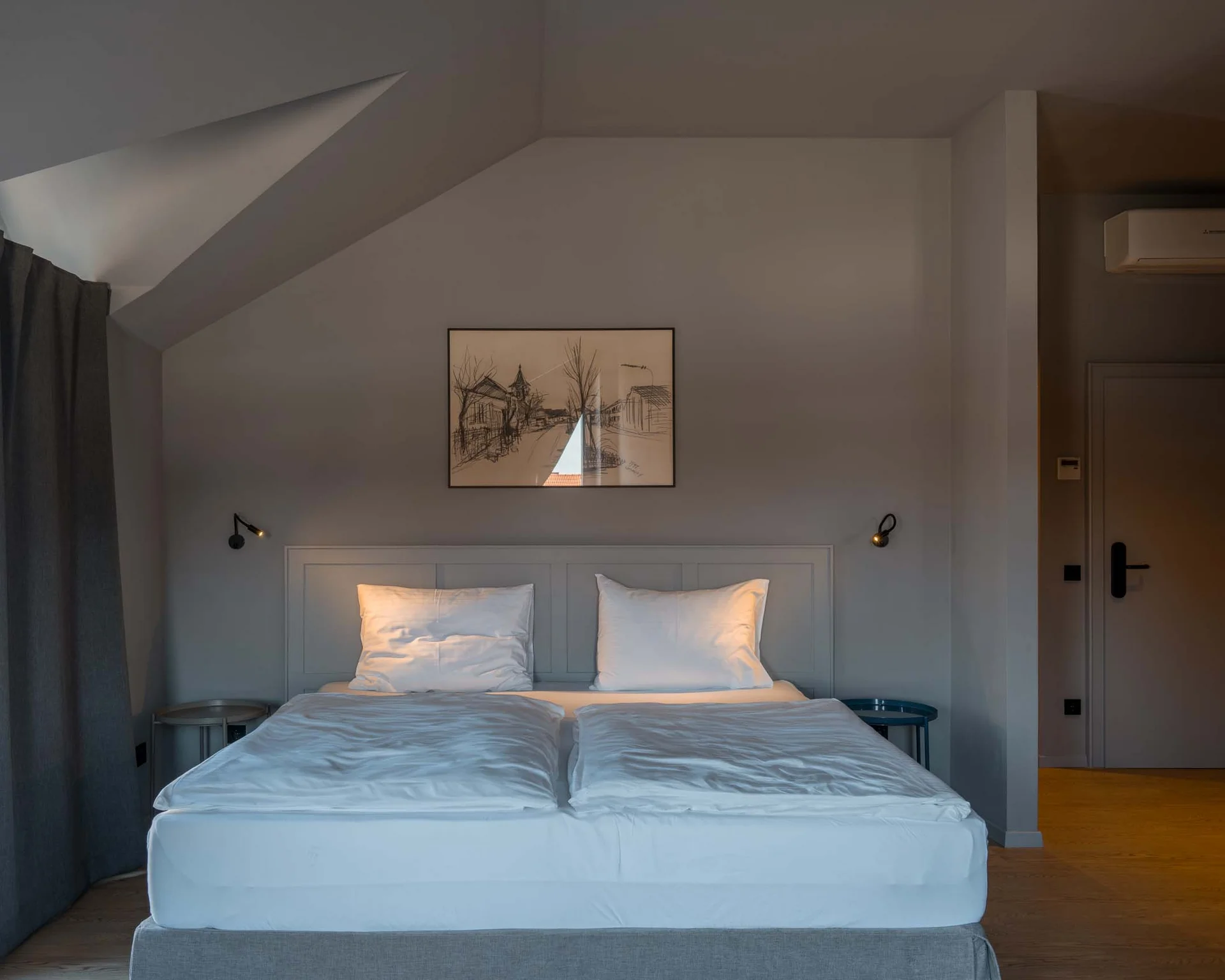 Impressionen aus dem Luis von Weyden Modernes Schlafzimmer mit zwei Einzelbetten, Wandbild und großen Fenstern mit Vorhängen