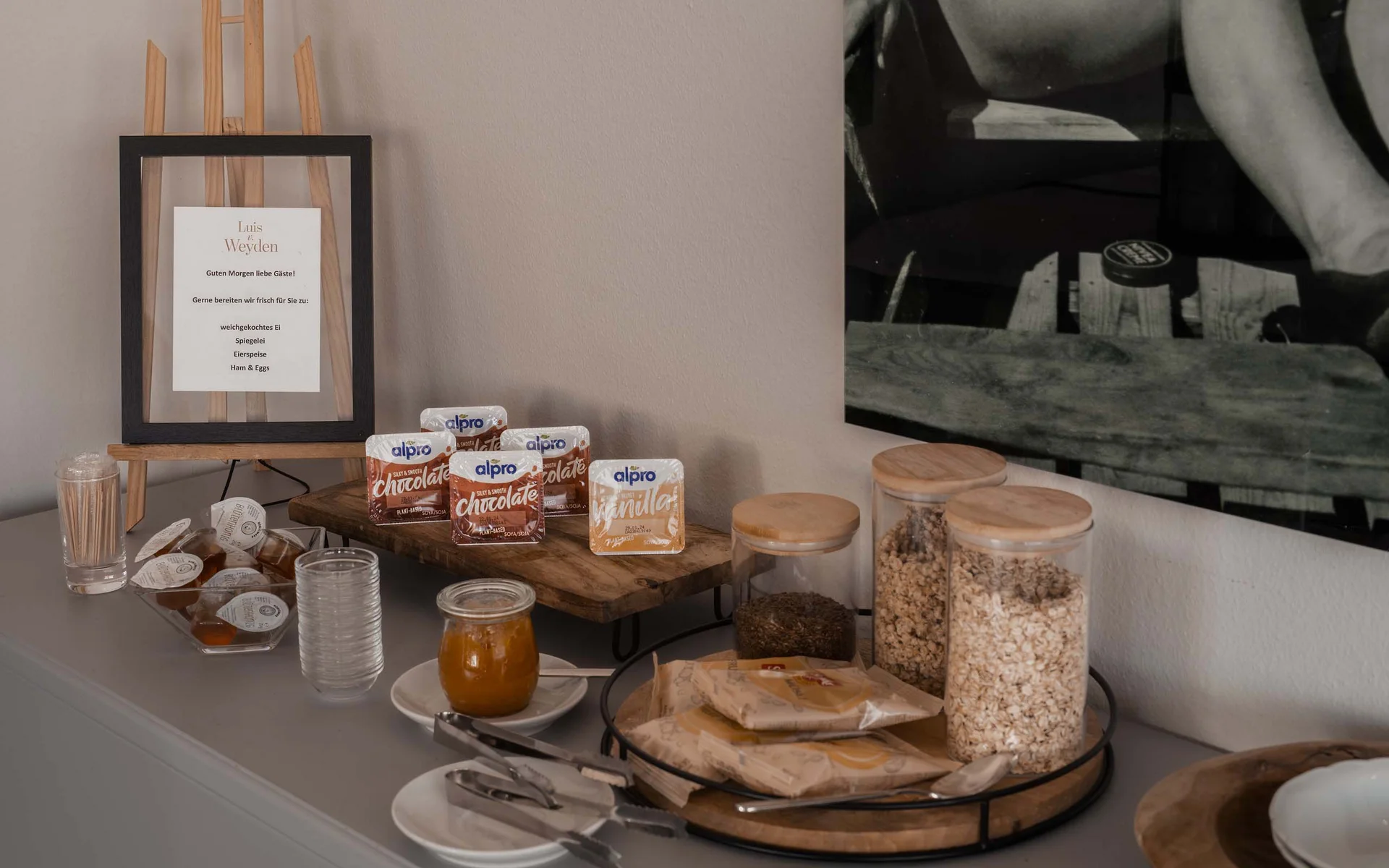 Luis von Weyden: Frühstück in Weiden am See Frühstücksbuffet mit Müsligläsern, Marmelade und Alpro Getränkepacks