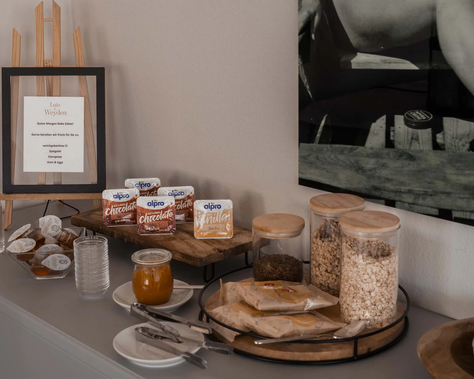 Impressionen aus dem Luis von Weyden Frühstücksbuffet mit Müsligläsern, Marmelade und Alpro Getränkepacks