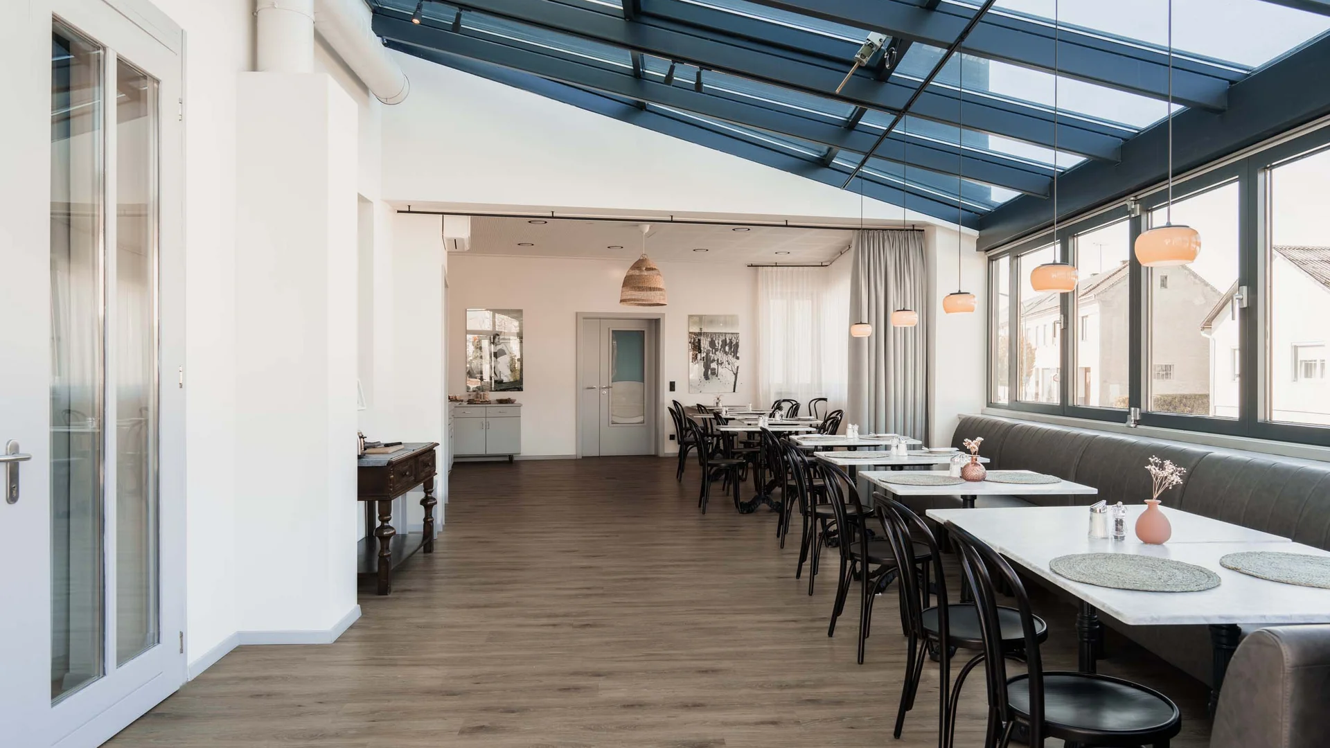 Luis von Weyden: Frühstück in Weiden am See Moderner heller Speiseraum mit Glasdach und Tischen an Fenstern