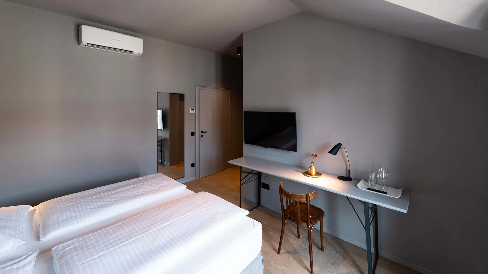 Unser Hotel in Weiden am See: ein Schmuckstück Modernes Hotelzimmer mit Doppelbett, Schreibtisch, Fernseher und Klimaanlage