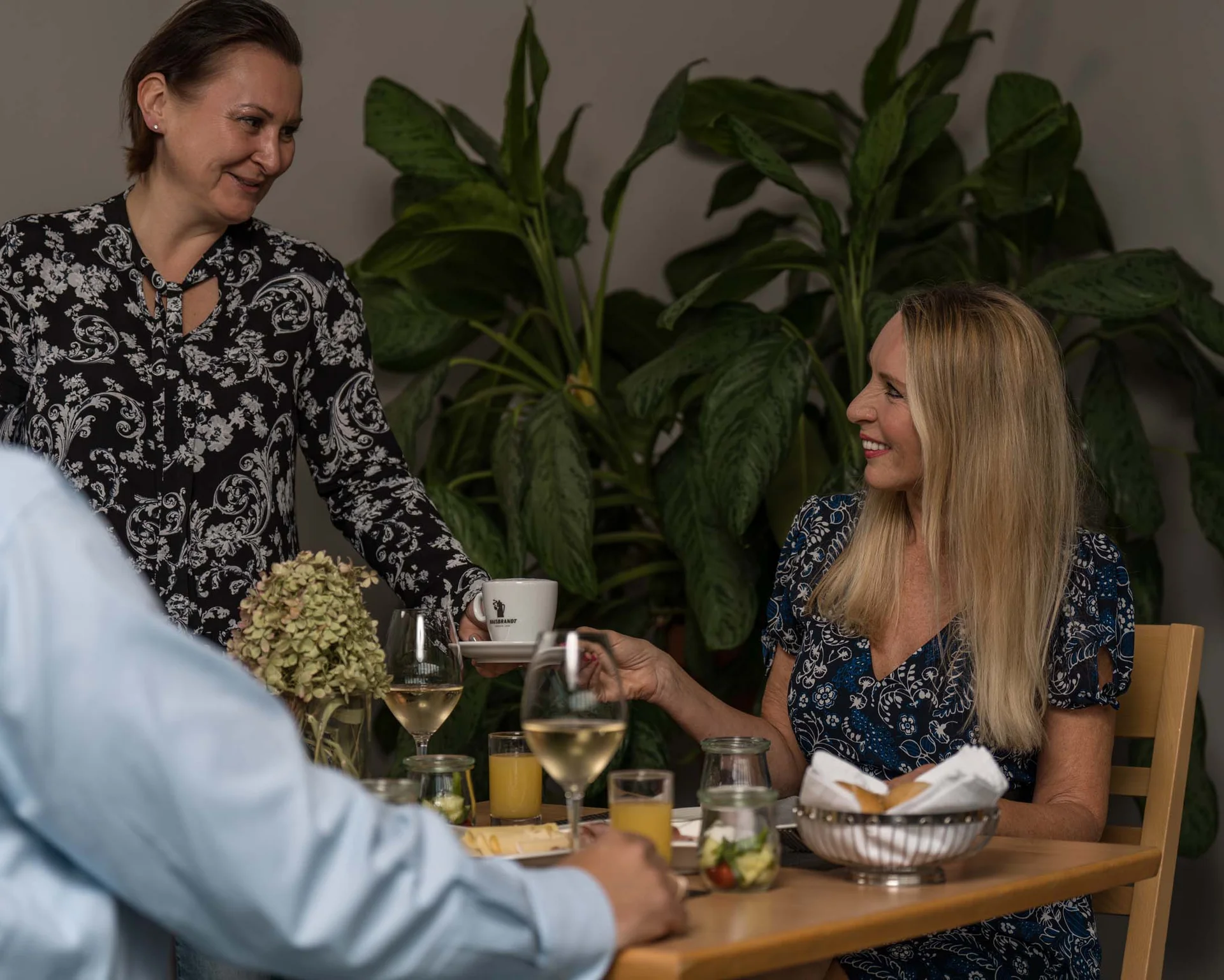 Impressionen aus dem Luis von Weyden Kellnerin serviert einem Paar Kaffee im Restaurant