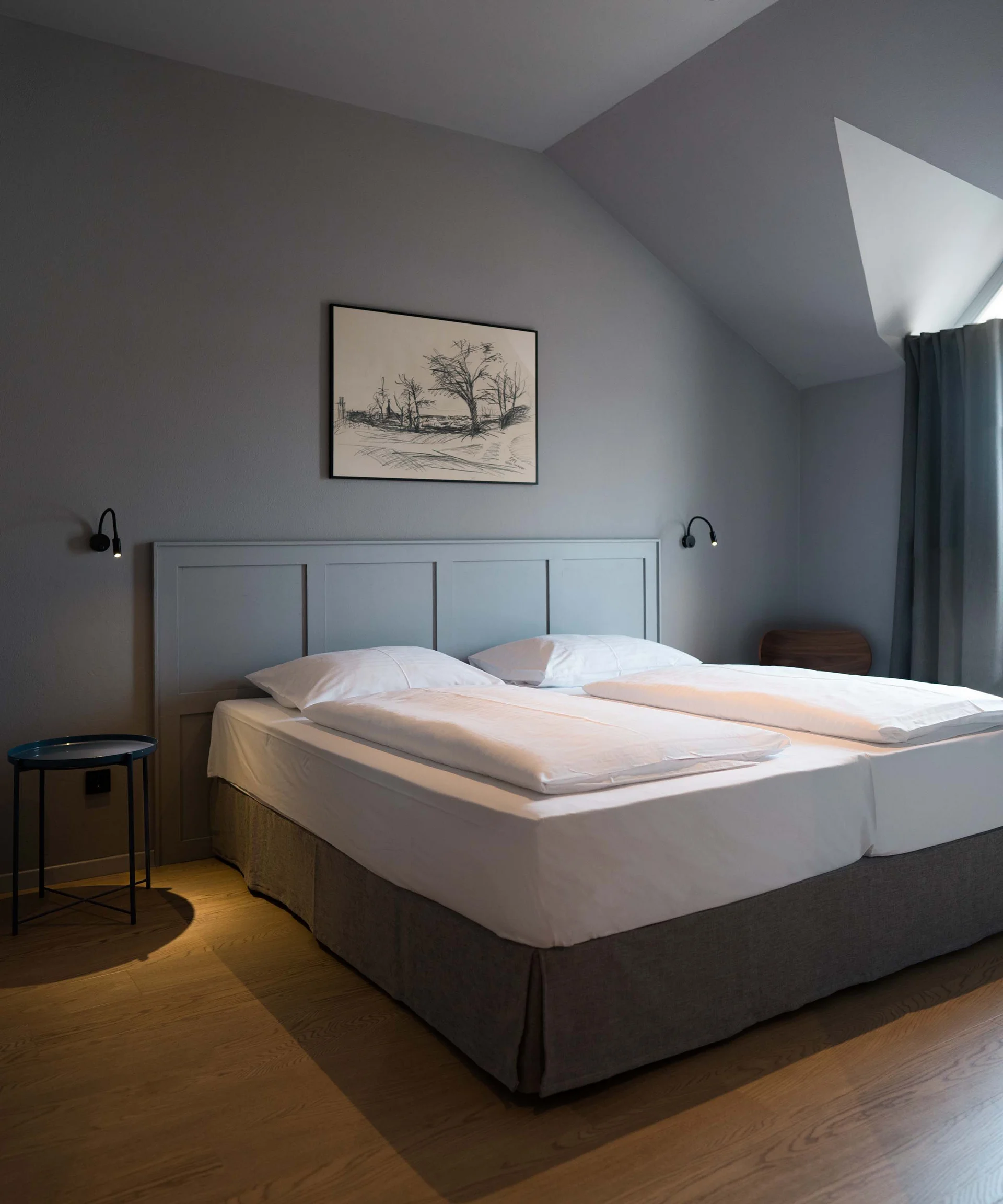 Luis von Weyden: der Treffpunkt in Weiden am See Modernes Schlafzimmer mit Doppelbett, grauen Wänden und Holzboden