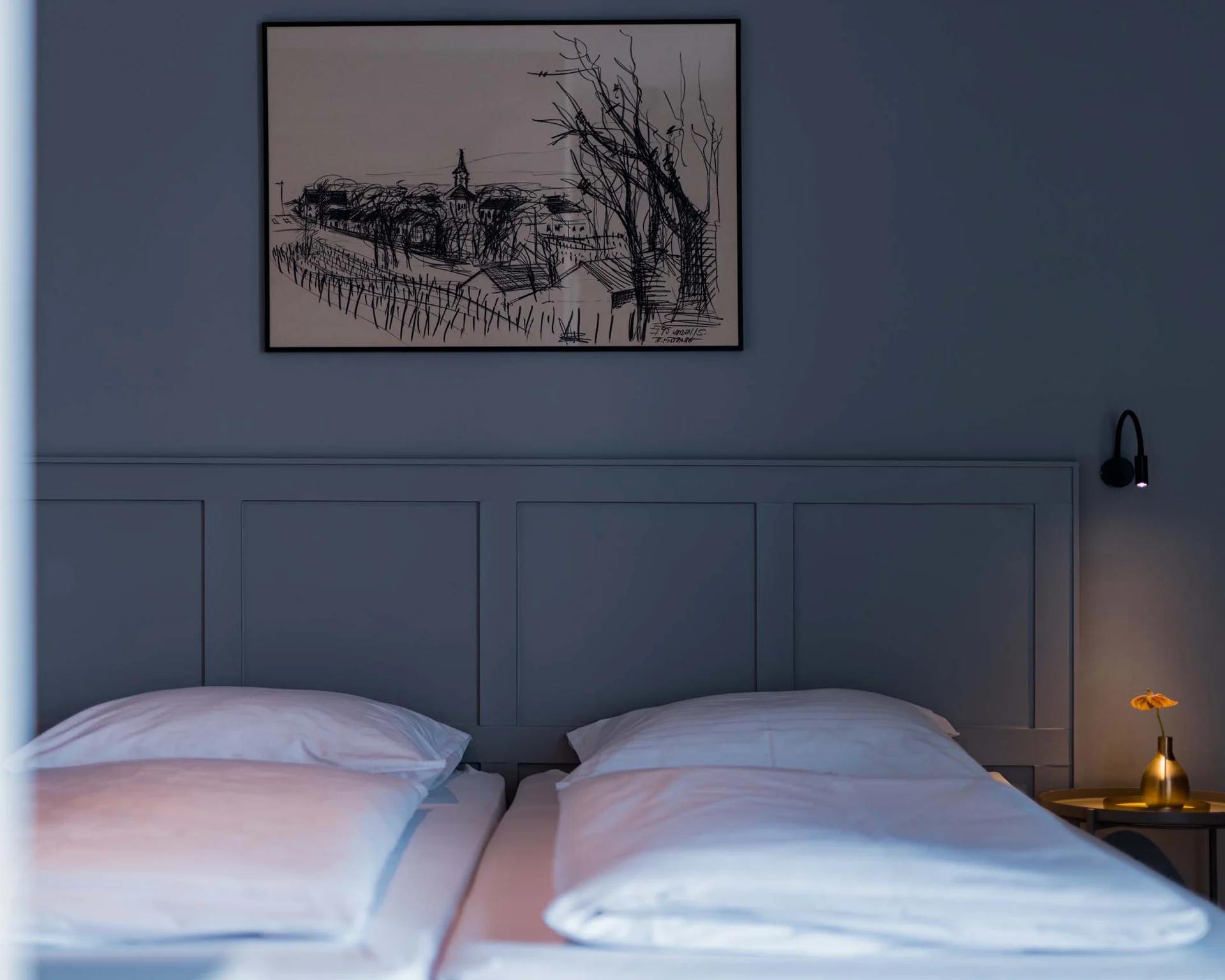 Impressionen aus dem Luis von Weyden Gemütliches Schlafzimmer mit zwei Betten, kleinem Nachttisch und Wandbild