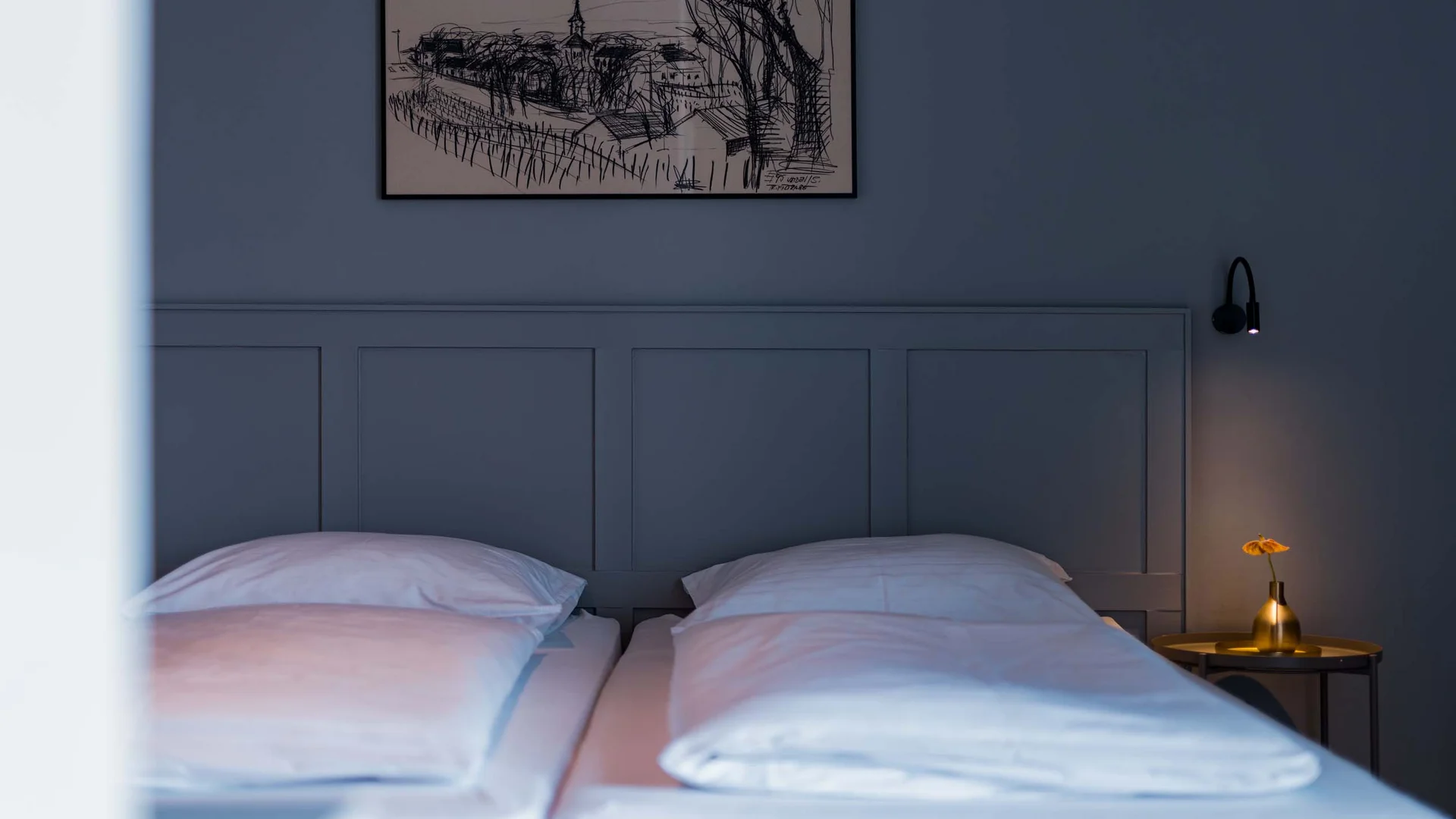 Luis von Weyden: der Treffpunkt in Weiden am See Gemütliches Schlafzimmer mit zwei Betten, kleinem Nachttisch und Wandbild