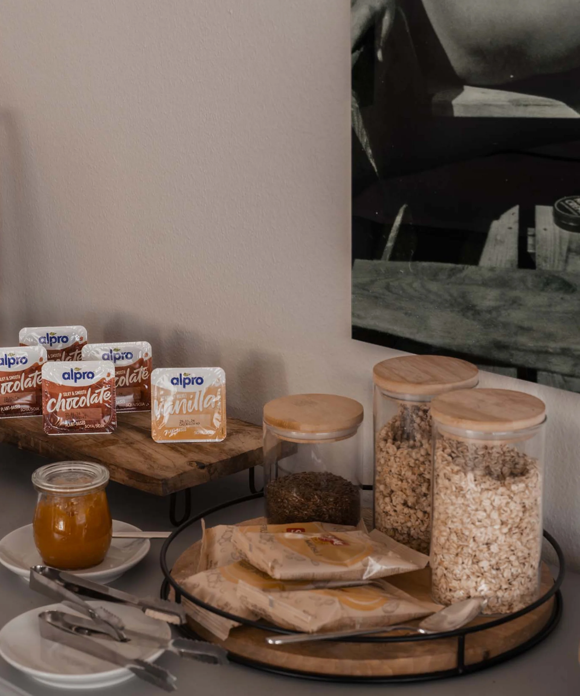 Luis von Weyden: der Treffpunkt in Weiden am See Frühstücksoptionen mit Müsli, Alpro-Getränken und Marmelade auf Anrichte