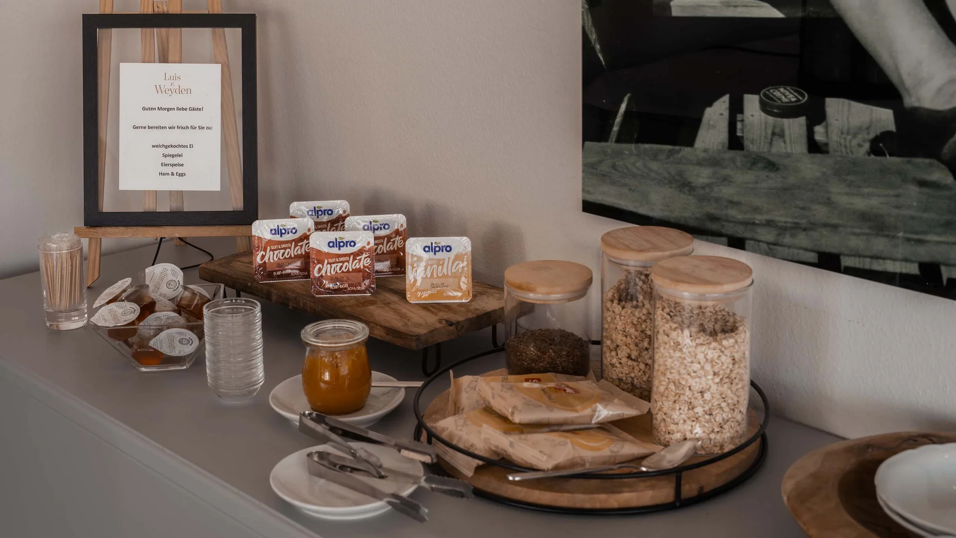 Luis von Weyden: Frühstück in Weiden am See Frühstücksoptionen mit Müsli, Alpro-Getränken und Marmelade auf Anrichte