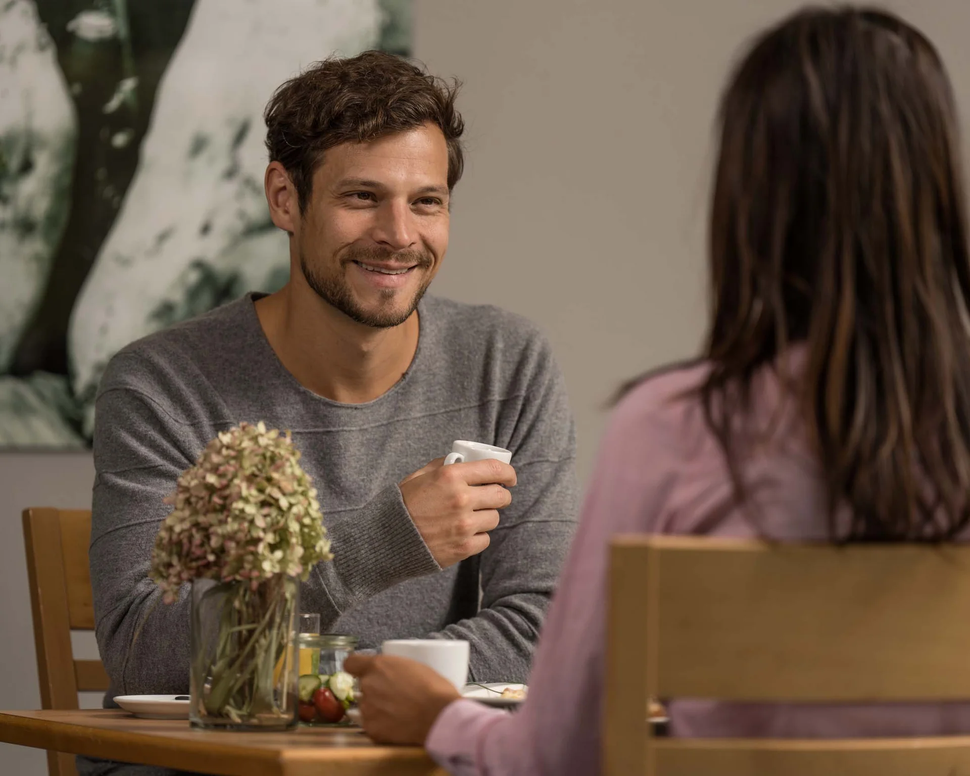 Impressionen aus dem Luis von Weyden Mann und Frau sitzen am Tisch und trinken Kaffee, unterhalten sich lächelnd