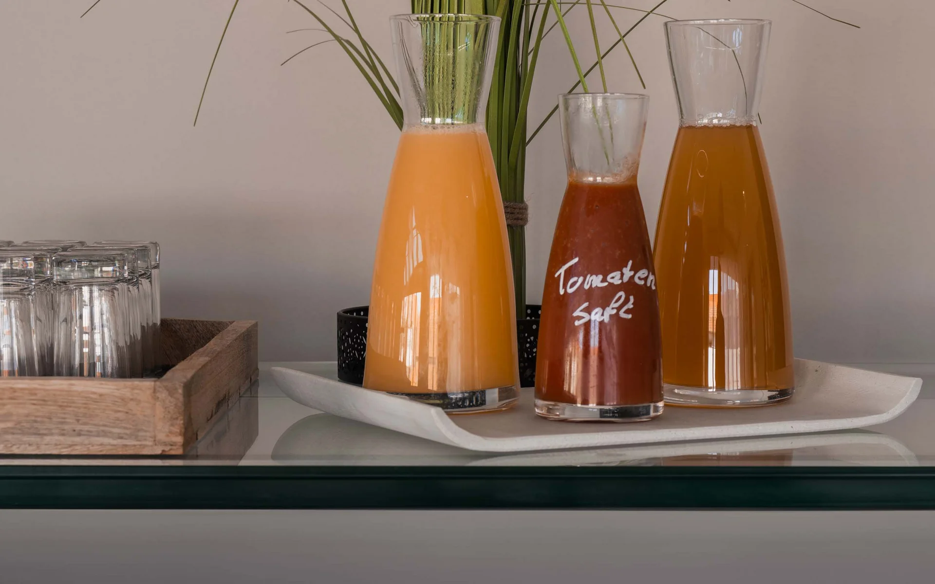 Luis von Weyden: Frühstück in Weiden am See Karaffen mit Säften und frisches Gemüse auf Buffet mit Beschriftungen