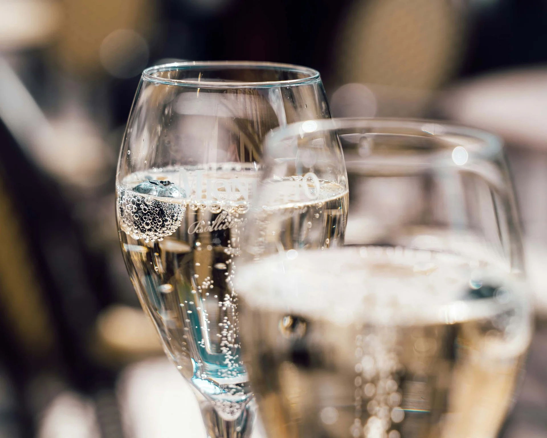 Impressionen aus dem Luis von Weyden Zwei Gläser mit kohlensäurehaltigem Mineralwasser auf einem Tisch