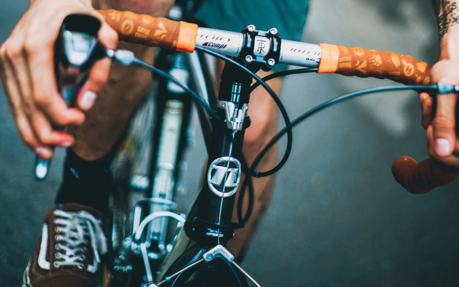 Luis von Weyden: der Treffpunkt in Weiden am See Mann mit Tattoos fährt Fahrrad und trägt rotes T-Shirt und grüne Shorts