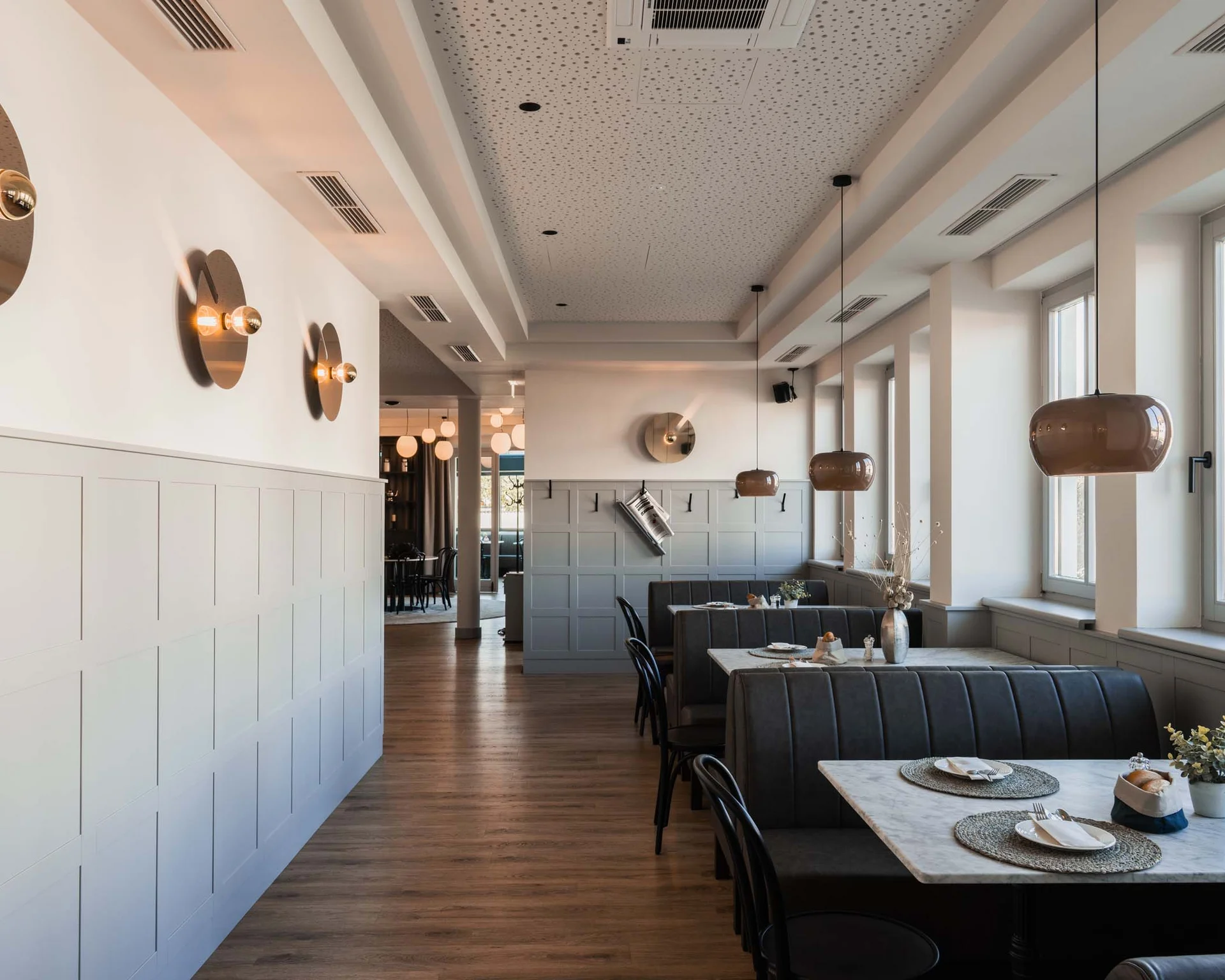 Impressionen aus dem Luis von Weyden Modernes Restaurant mit Sitzbänken, Tischen und großen Fenstern