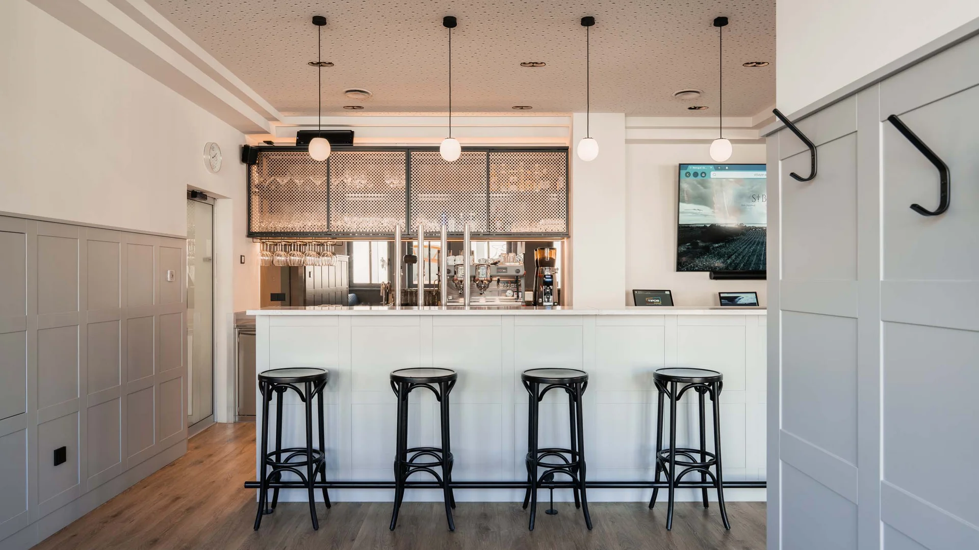 Luis von Weyden: die stylishe Pension in Weiden am See Moderner heller Barbereich mit vier schwarzen Barhockern und drei Hängeleuchten