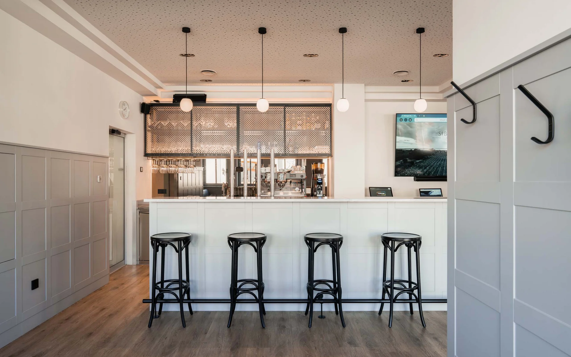 Luis von Weyden: die stylishe Pension in Weiden am See Moderner heller Barbereich mit vier schwarzen Barhockern und drei Hängeleuchten