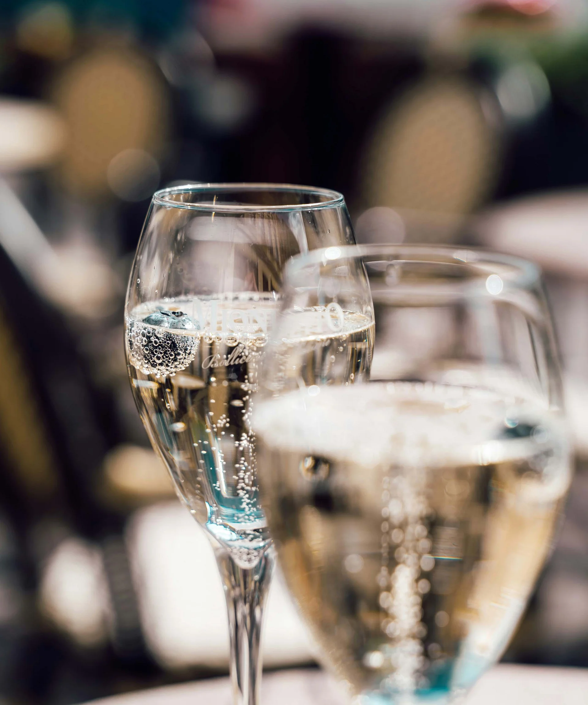 Luis von Weyden: die stylishe Pension in Weiden am See Zwei Gläser mit kohlensäurehaltigem Mineralwasser auf einem Tisch