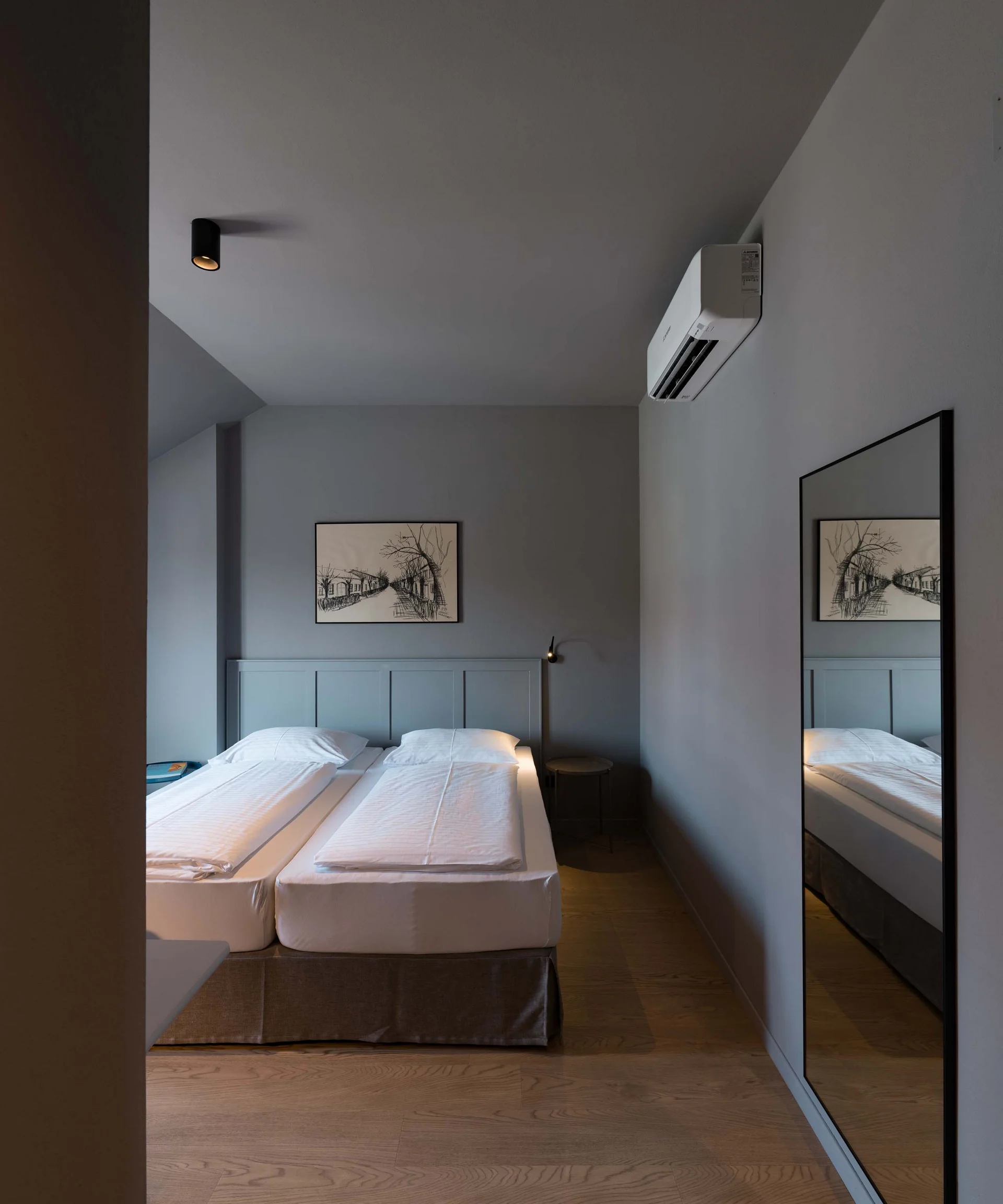 Luis von Weyden: die stylishe Pension in Weiden am See Modernes Schlafzimmer mit Doppelbett, Wandbild, großem Spiegel und Klimaanlage